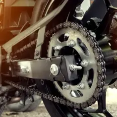 Jak bezpiecznie i skutecznie rozkuć łańcuch motocyklowy – krok po kroku