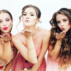 Jaka fryzura na studniówkę? Oto eleganckie inspiracje, które zachwycą