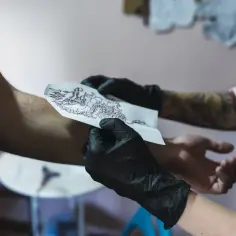 Jak dbać o tatuaż? Kompleksowy przewodnik po gojeniu