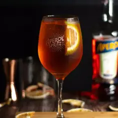 Orzeźwiający Aperol Spritz z plastrem pomarańczy, idealny na lato. Zobacz, jak przygotować aperol.