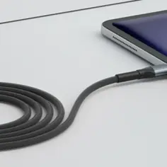 Kabel do ładowania podłączony do tabletu, który ładuje się do 78%.