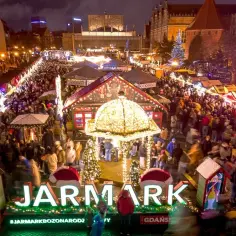 Tłumy ludzi na jarmarku Gdańsk 2025. Świąteczne iluminacje, stragany i choinki tworzą magiczną atmosferę.