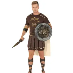 Mężczyzna w stroju centuriona, z tarczą z lwem i mieczem, gotowy do walki.