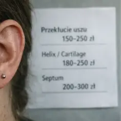 Cennik przekłucia uszu u kosmetyczki: standardowe 150-250 zł, helix/cartilage 180-250 zł, septum 200-300 zł.