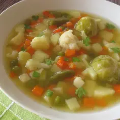 Zupa jarzynowa z mrożonki przepis: aromatyczna, sycąca, pełna warzyw jak ziemniaki, marchewka, kalafior, fasolka i groszek.