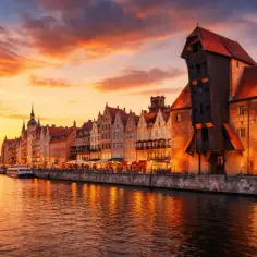 Zachód słońca nad Motławą w Gdańsku. Miasto, które nie leży nad Wisłą, zachwyca zabytkową Żurawiem i kamienicami.