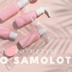 Różowe kosmetyki w przezroczystej kosmetyczce. Czy można przewozić perfumy w bagażu rejestrowanym? Oto odpowiedź.