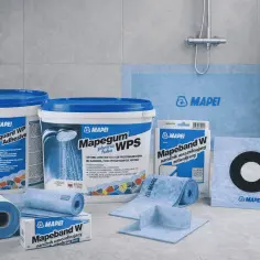 Produkty Mapei do hydroizolacji łazienki: klej, folia w płynie i taśmy uszczelniające.