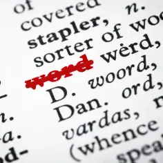 Słowo "word" podkreślone na czerwono w słowniku. To twardy enter do świata znaczeń.