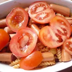 Szybka zapiekanka makaronowa z parówką, która zachwyci każdego smakosza