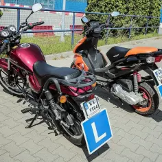 Dwa motocykle z literą "L" z przodu, gotowe do nauki jazdy. Zastanawiasz się, ile kosztuje prawo jazdy AM?