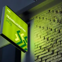 Druk na folii translucentnej: Jak uzyskać najwyższą jakość i efekty?