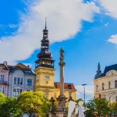Rynek w Ostrawie: wieża zegarowa, kolumna maryjna i kolorowe kamienice. Idealne miejsce, by zobaczyć, co oferuje miasto.