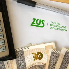 Kalkulator, długopis, dokument ZUS i banknoty 200 zł. Czy na umowie zlecenie jest L4? Sprawdźmy koszty.