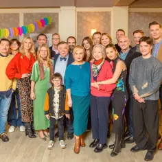 Na wspólnej, nowi aktorzy serialu "Na dobre i na złe" pozują do pamiątkowego zdjęcia.