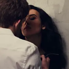 Intymny moment, zbliżenie twarzy pary. Ich usta są blisko siebie, sugerując namiętność i współżycie.