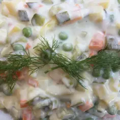 Ile kalorii ma sałatka jarzynowa z majonezem? Sprawdź, jak wpływa na dietę!