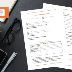 Okulary, notes i dokument "Umowa najmu okazjonalnego" na biurku.