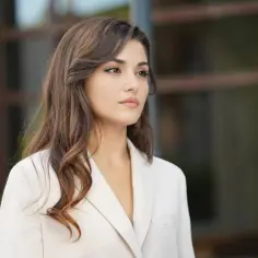 Piękna Hande Erçel w białej marynarce. Czy Hande Erçel ma dzieci? Aktorka skupia się na karierze.