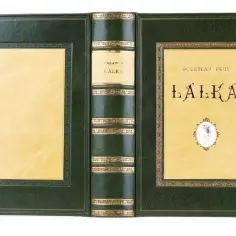 Elegancka oprawa książki "Lalka" Bolesława Prusa, z zielonej skóry i złotymi zdobieniami. Idealna dla miłośników literatury i idealiści w lalce.