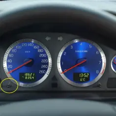 Wskaźniki Volvo S60, w tym prędkościomierz i obrotomierz, z widocznym przyciskiem do kasowania inspekcji.