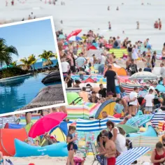 Tłum ludzi na plaży, w tle basen z palmami. Marzenie o all inclusive Polska morze.