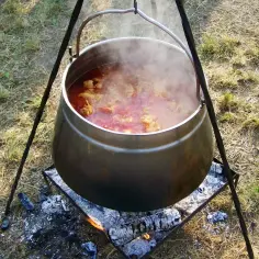 Kociołek myśliwski przepis: aromatyczny gulasz gotuje się nad ogniskiem.