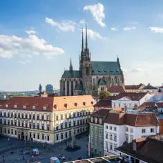 Widok na Katedrę Świętych Piotra i Pawła oraz plac w Brnie. Idealne miejsce, by zobaczyć, co zwiedzić w tym czeskim mieście.