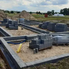 Ile naprawdę kosztuje wylanie fundamentu? Sprawdź, jak uniknąć wysokich kosztów!