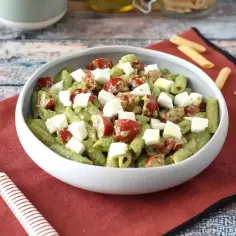 Penne z pomidorkami i mozzarellą w sosie pesto ze słoika. Szybki i pyszny obiad.