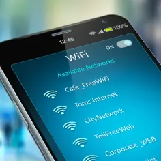 Szukasz darmowy internet? Na ekranie telefonu widać listę dostępnych sieci Wi-Fi, w tym "Café_FreeWiFi".