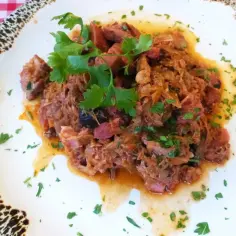 Pyszny bigos z różnymi rodzajami mięsa, idealny na zimowe wieczory. Zastanawiasz się, jakie mięso do bigosu wybrać? Ten talerz podpowiada!