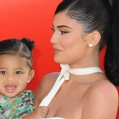 Kylie Jenner trzyma swoje urocze dzieci.