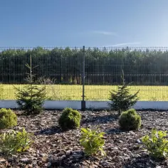 Ile kosztuje ogrodzenie z siatki? Sprawdź, co wpływa na cenę