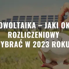 Rząd paneli fotowoltaicznych na polu, ręka wrzuca monetę do skarbonki.
