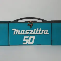 Drewniana skrzynka na prezent z napisem "Maszlitra 50". Idealna odpowiedź na pytanie, co kupić bratu na 50 urodziny.