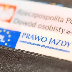 Zbliżenie na polskie prawo jazdy i dowód osobisty. Dokumenty gotowe do wymiany prawa jazdy bezterminowego.