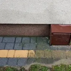 Jak odświeżyć kostkę brukową i uniknąć jej szybkiej degradacji