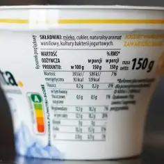 Jogurt skyr naturalny waniliowy, 150g. Na opakowaniu widoczna tabela wartości odżywczych i oznaczenie Nutri-Score A.