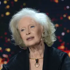 Beata Tyszkiewicz, elegancka dama z siwymi włosami i wyrazistymi oczami, w czarnej kreacji i złotej biżuterii. Ile lat ma Beata Tyszkiewicz?