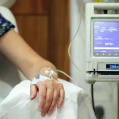 Chemia przy nowotworze: jak działa chemioterapia i czy warto się jej bać?