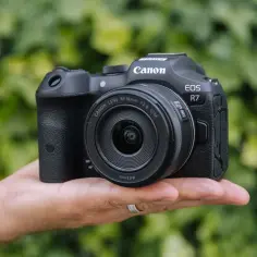 Canon R7 na dłoni, idealny do uchwycenia każdej chwili. Sprawdź jego atrakcyjną canon r7 cena.
