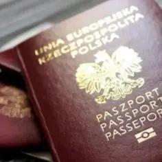 Polskie paszporty leżą na stole. Czy na Curacao potrzebny jest paszport? Tak, dla obywateli spoza UE.