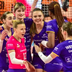 Siatkarki świętują zwycięstwo w Lidze Mistrzyń siatkówka. Radość i okrzyki po udanej akcji na boisku.