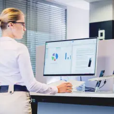 Jak monitor, mysz i klawiatura wpływają na efektywność pracy?