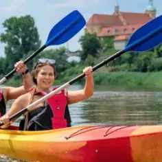 Kajakarstwo kabłąkowe: Kluczowe techniki, trasy i bezpieczeństwo