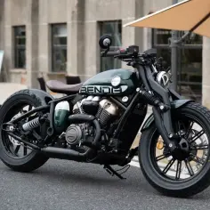 Stylowy, ciemnozielony motocykl Benda, wyglądający jak najmocniejszy motocykl 125, zaparkowany na ulicy.