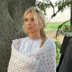 Kasia Moś w białej koronkowej sukience i narzutce, z warkoczem. Ile lat ma Kasia Moś?