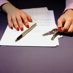 Kto płaci za notariusza przy wynajmie mieszkania? Uniknij nieporozumień!