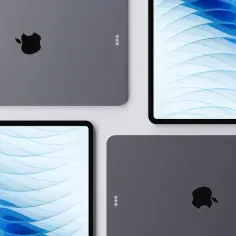 Cztery iPady w zbliżeniu, dwa z widocznym jabłkiem Apple, dwa z abstrakcyjną grafiką.